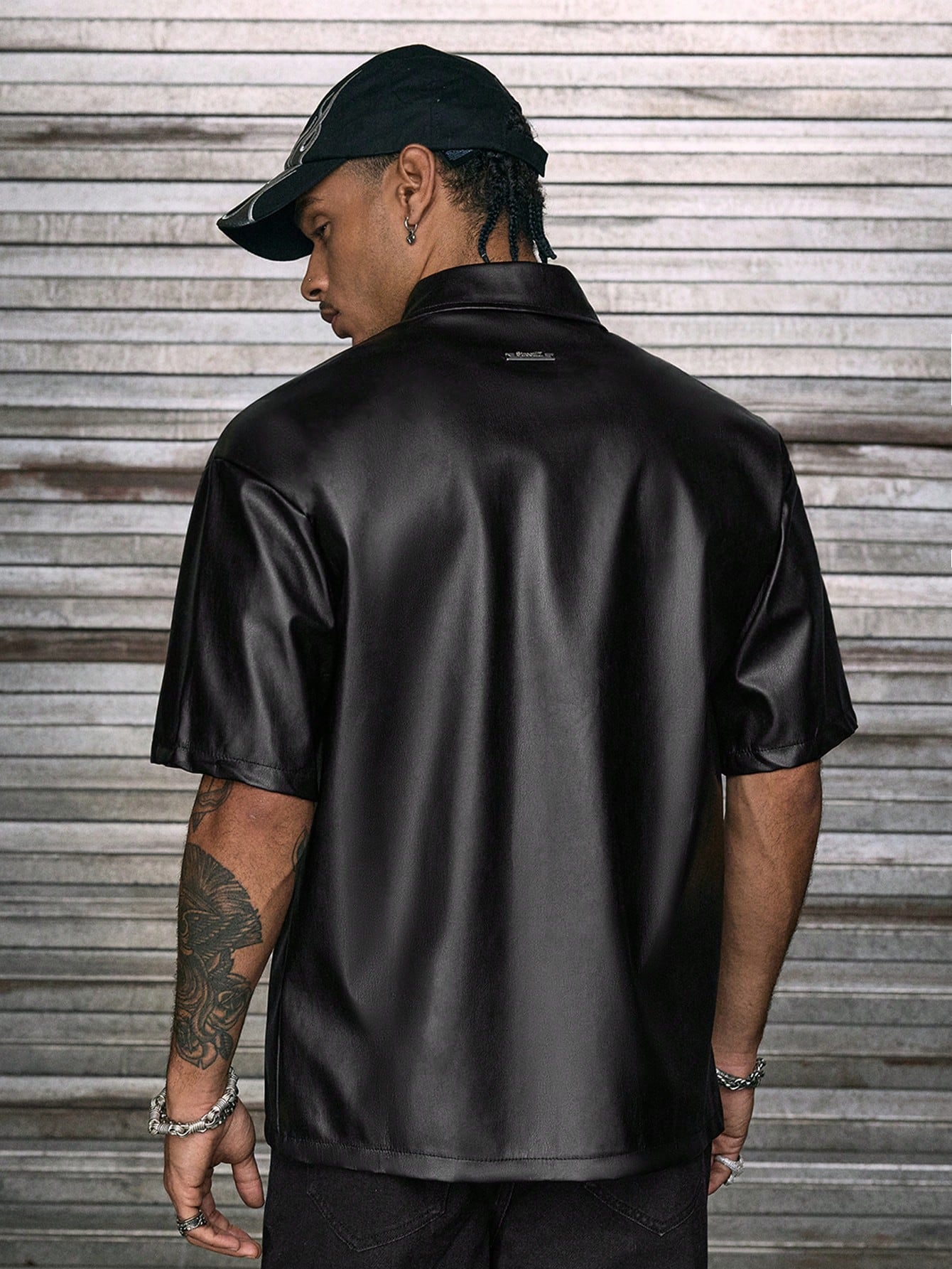 AXEPEAK Men Summer Street Fashion Plain Loose PU Leather Short Sleeve Shirt with Letter Print and Drop Shoulder Design, for Boyfriend Gift, Going Out, Streetwear Edition