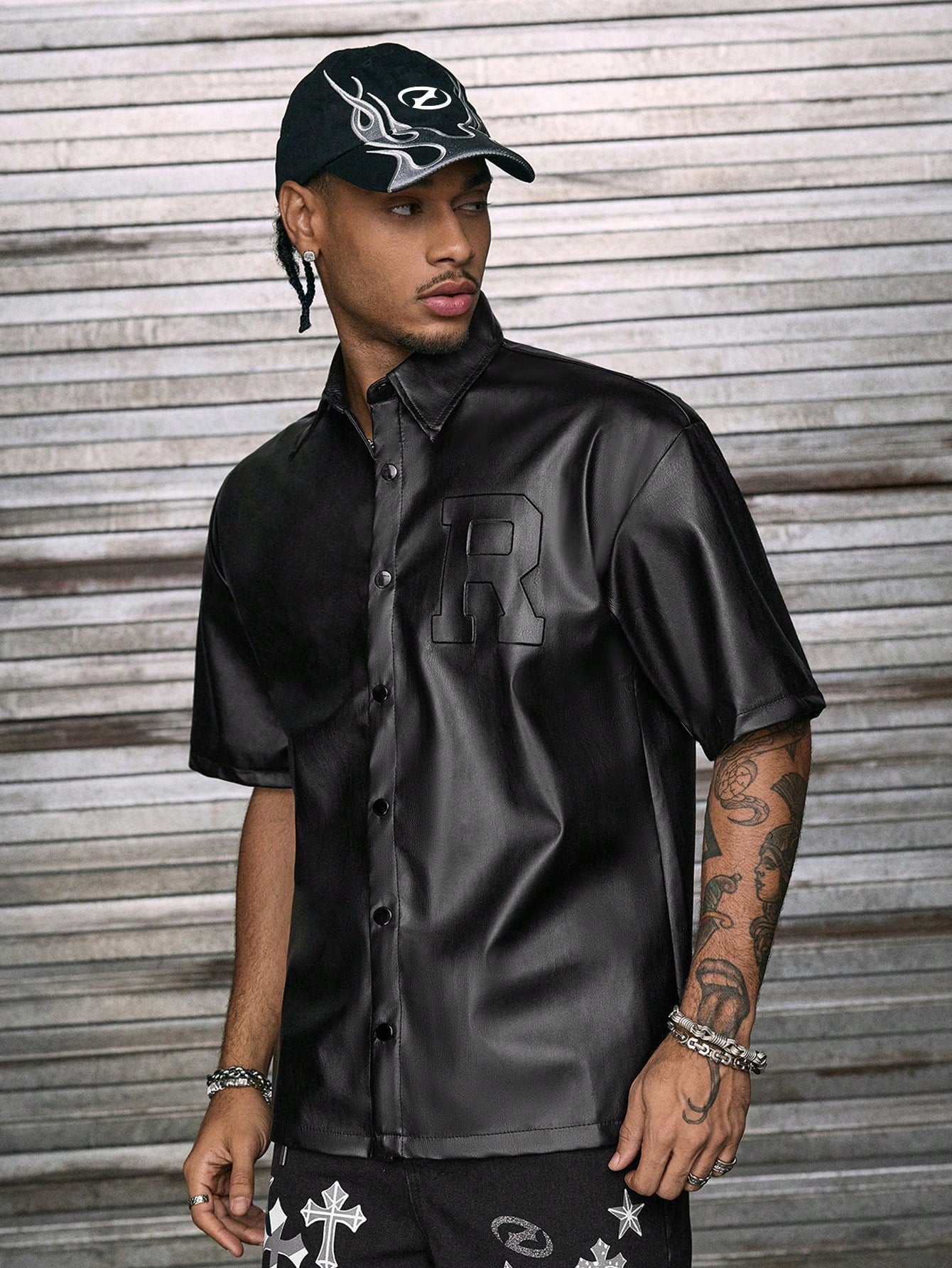 AXEPEAK Men Summer Street Fashion Plain Loose PU Leather Short Sleeve Shirt with Letter Print and Drop Shoulder Design, for Boyfriend Gift, Going Out, Streetwear Edition