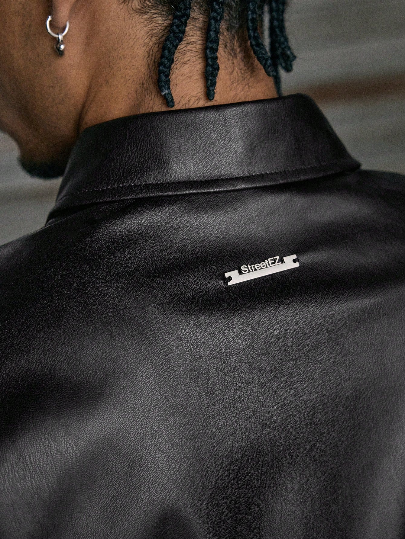 AXEPEAK Men Summer Street Fashion Plain Loose PU Leather Short Sleeve Shirt with Letter Print and Drop Shoulder Design, for Boyfriend Gift, Going Out, Streetwear Edition