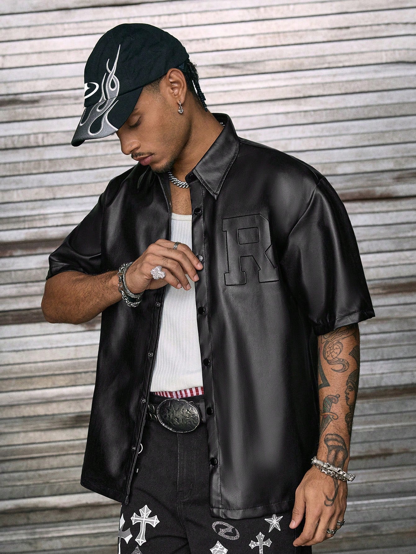 AXEPEAK Men Summer Street Fashion Plain Loose PU Leather Short Sleeve Shirt with Letter Print and Drop Shoulder Design, for Boyfriend Gift, Going Out, Streetwear Edition